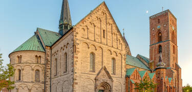 En lille køretur fra hotellet finder du Ribe, som med den smukke domkirke har en helt særlig charme.