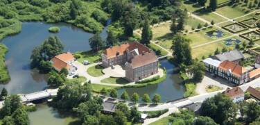 Det skjer nesten alltid noe på det vakre Gram slott og i den lille byen med samme navn.