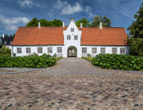 Besuchen Sie das schöne Schloss Schackenborg, wo Sie mehr über die Geschichte des Schlosses erfahren können.