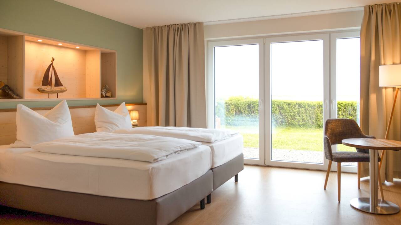Frisch renovierte Zimmer mit heller, freundlicher Einrichtung, teilweise mit wunderschönem Blick auf die Flussmündung.