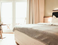 Hotellets værelser er nyrenoveret og lyst indrettet og mange af dem har en skøn udsigt over flodmundingen.