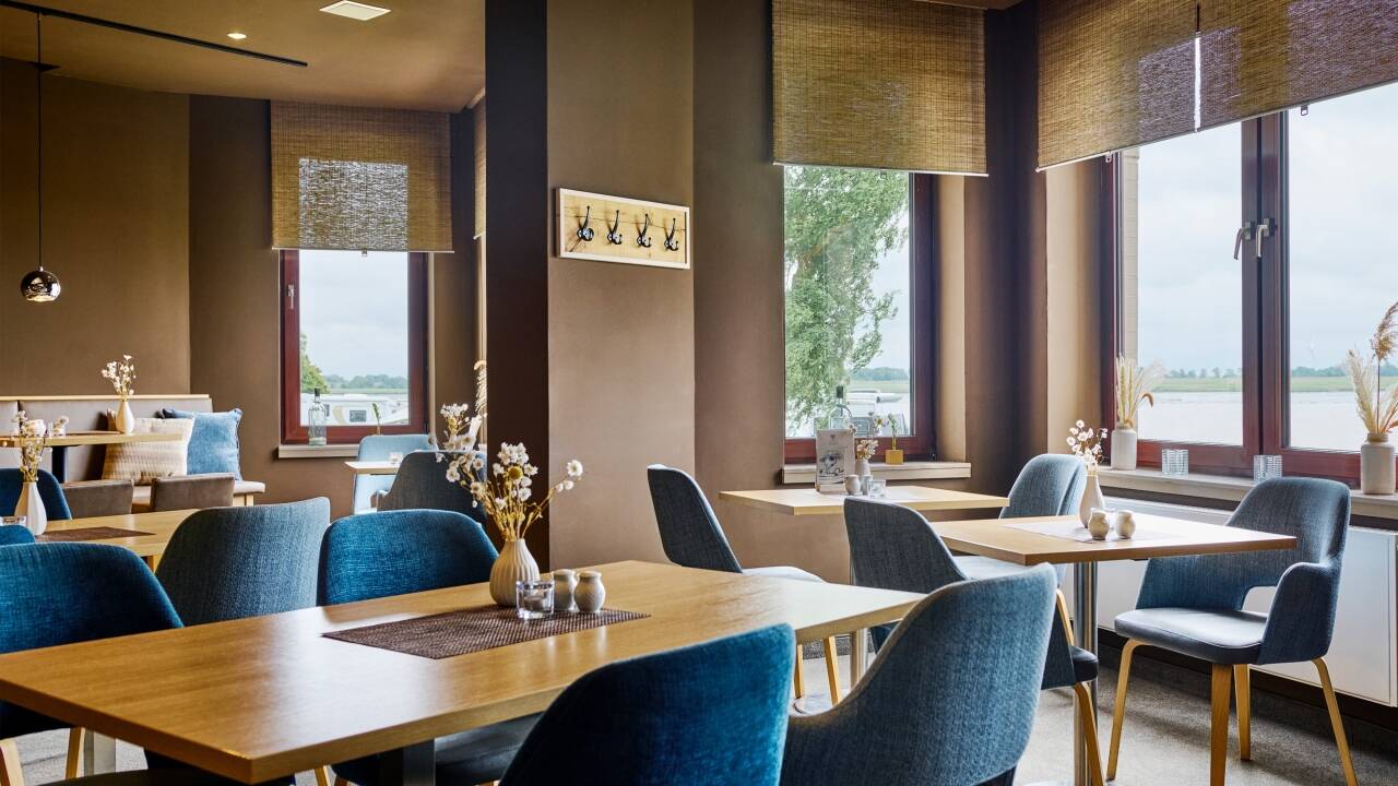 Nyd en dejlig middag i hotellets flotte restuarant, som er helt nyrenovret.