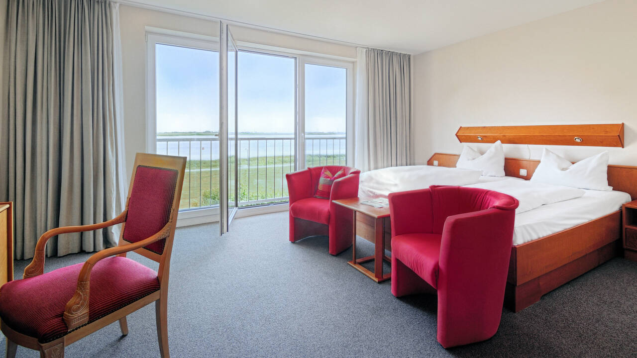 Hotellets værelser er nyrenoveret og lyst indrettet og mange af dem har en skøn udsigt over flodmundingen.
