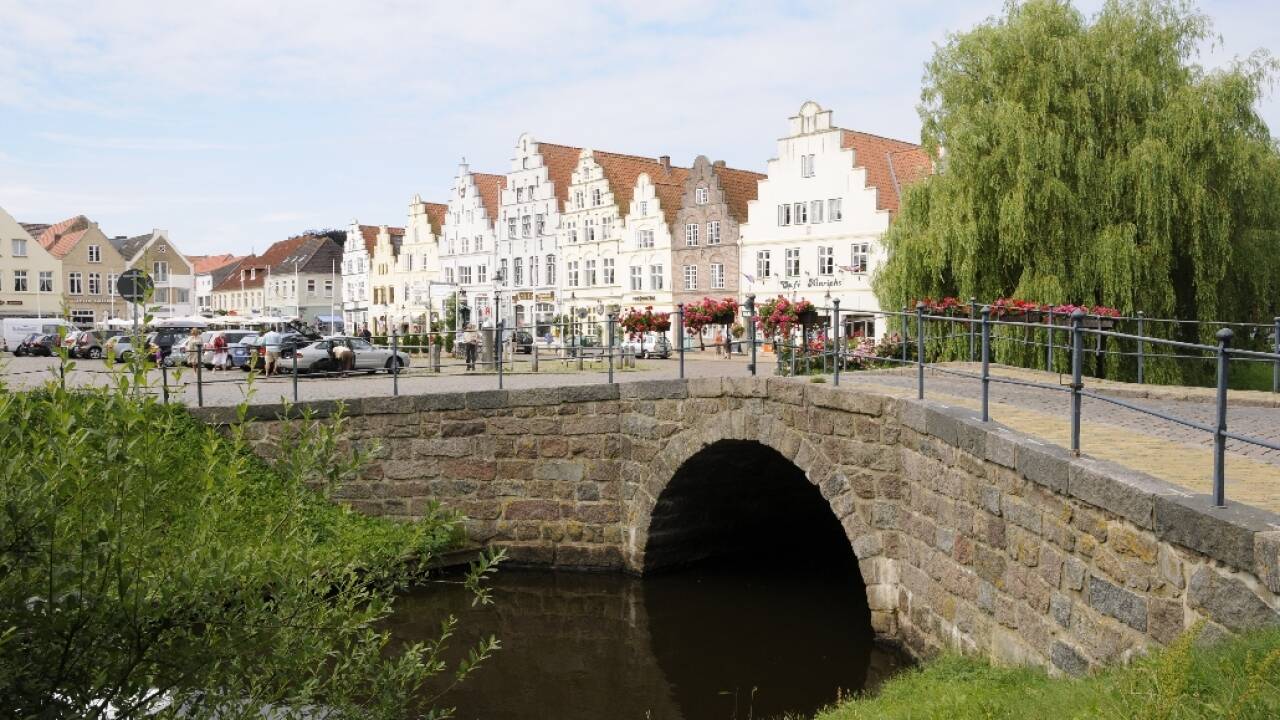 Machen Sie einen Ausflug ins schöne Holländerstädtchen Friedrichstadt, das auch Klein Amsterdam genannt wird.