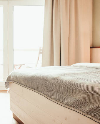 Frisch renovierte Zimmer mit heller, freundlicher Einrichtung, teilweise mit wunderschönem Blick auf die Flussmündung.