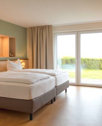 Hotellets værelser er nyrenoveret og lyst indrettet og mange af dem har en skøn udsigt over flodmundingen.