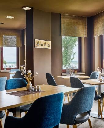 Nyd en dejlig middag i hotellets flotte restuarant, som er helt nyrenovret.
