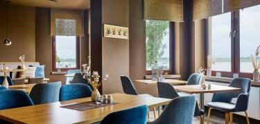 Nyd en dejlig middag i hotellets flotte restuarant, som er helt nyrenovret.