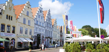 Tag en tur til charmerende Friedrichstadt. Byen er grundlagt af hollændere og kaldes derfor også ”Lille Amsterdam”.