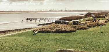 Der er badeområde ved siden af hotellet. Er vandet for koldt, kan I også nyde naturen i området.