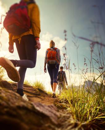 Nutzen Sie die gut ausgeschilderten Wanderwege, um die umliegende Natur zu erkunden.