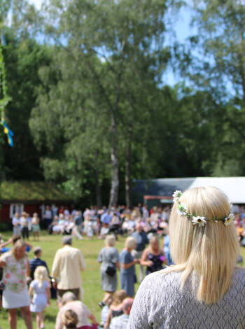 Delta på ulike arrangementer året rundt, blant annet kulturfestivaler og musikkonserter.