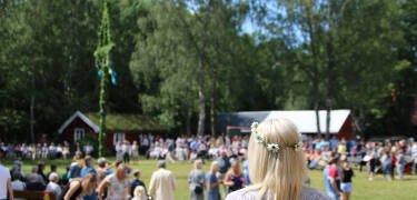 Deltag i forskellige arrangementer året rundt, herunder kulturfestivaler og musikkoncerter.