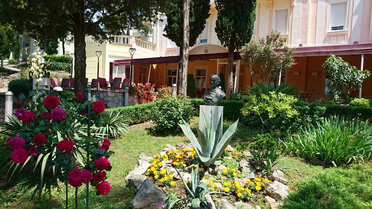 Hotellet er omgivet af en smuk have. En del af hotellet ligger i en historisk villa.