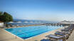 Vid hotellets utomhuspool kan ni njuta av den vackra utsikten över marinan och det Adriatiska havet.