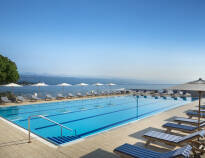 Ved hotellets udendørspool kan I slappe helt af og nyde den smukke udsigt over marinaen og Adriaterhavet.
