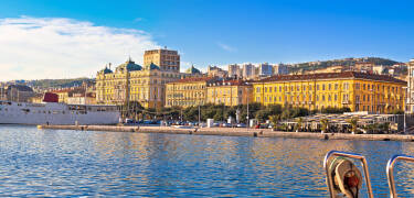 Ca 15 km från hotellet ligger Kroatiens tredje största stad, Rijeka, som erbjuder många spännande sevärdheter.