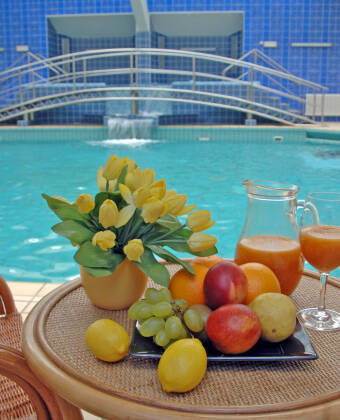 Hotellets wellness-afdeling byder på en indendørs swimmingpool med opvarmet havvand, saunaer og et fitnesscenter.