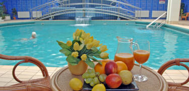Hotellets wellness-afdeling byder på en indendørs swimmingpool med opvarmet havvand, saunaer og et fitnesscenter.