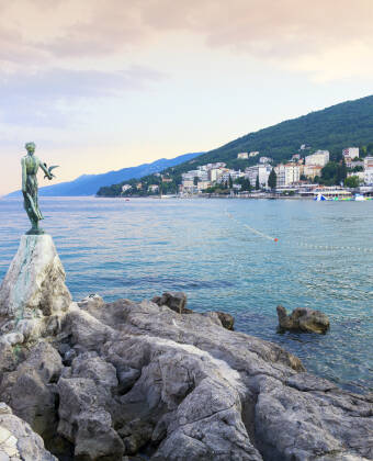 Opatija är en vacker semesterstad, som erbjuder en strandpromenad, sevärdheter, flera stränder och natur.