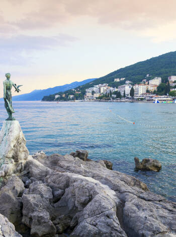 Opatija är en vacker semesterstad, som erbjuder en strandpromenad, sevärdheter,  flera stränder och natur.