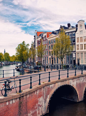 Entdecken Sie Amsterdam wie ein Einheimischer – per Grachtenboot oder Fahrrad.