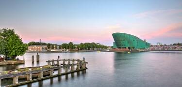 Utforsk attraksjoner som NEMO vitenskapsmuseum og Sjøfartsmuseet rett i nærheten.