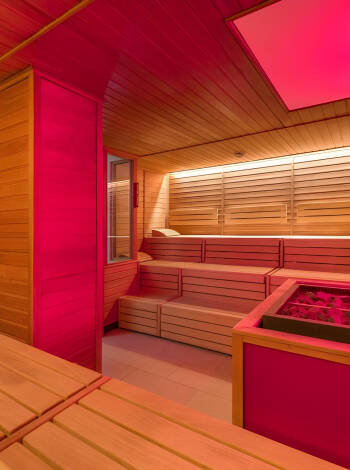 Wellnessbereich mit Sauna, Massagen und 24-Stunden-Fitness für Entspannung nach dem Sightseeing.
