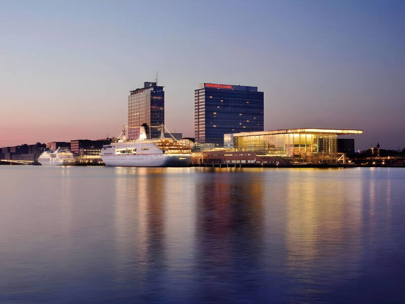 Erstklassige Lage direkt am Wasser mit Blick auf Stadt und Fluss – für einen unvergesslichen Amsterdam-Aufenthalt.