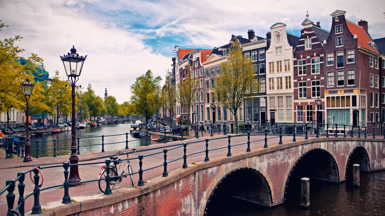 Opplev Amsterdam fra kanalen i båt eller på sykkel – og oppdag byen som en lokal.