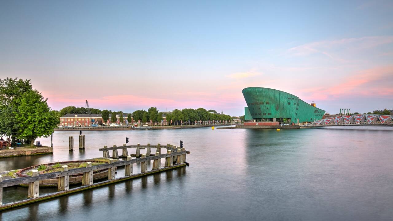 Entdecken Sie nahegelegene Sehenswürdigkeiten wie das NEMO Science Museum oder das Schifffahrtsmuseum.