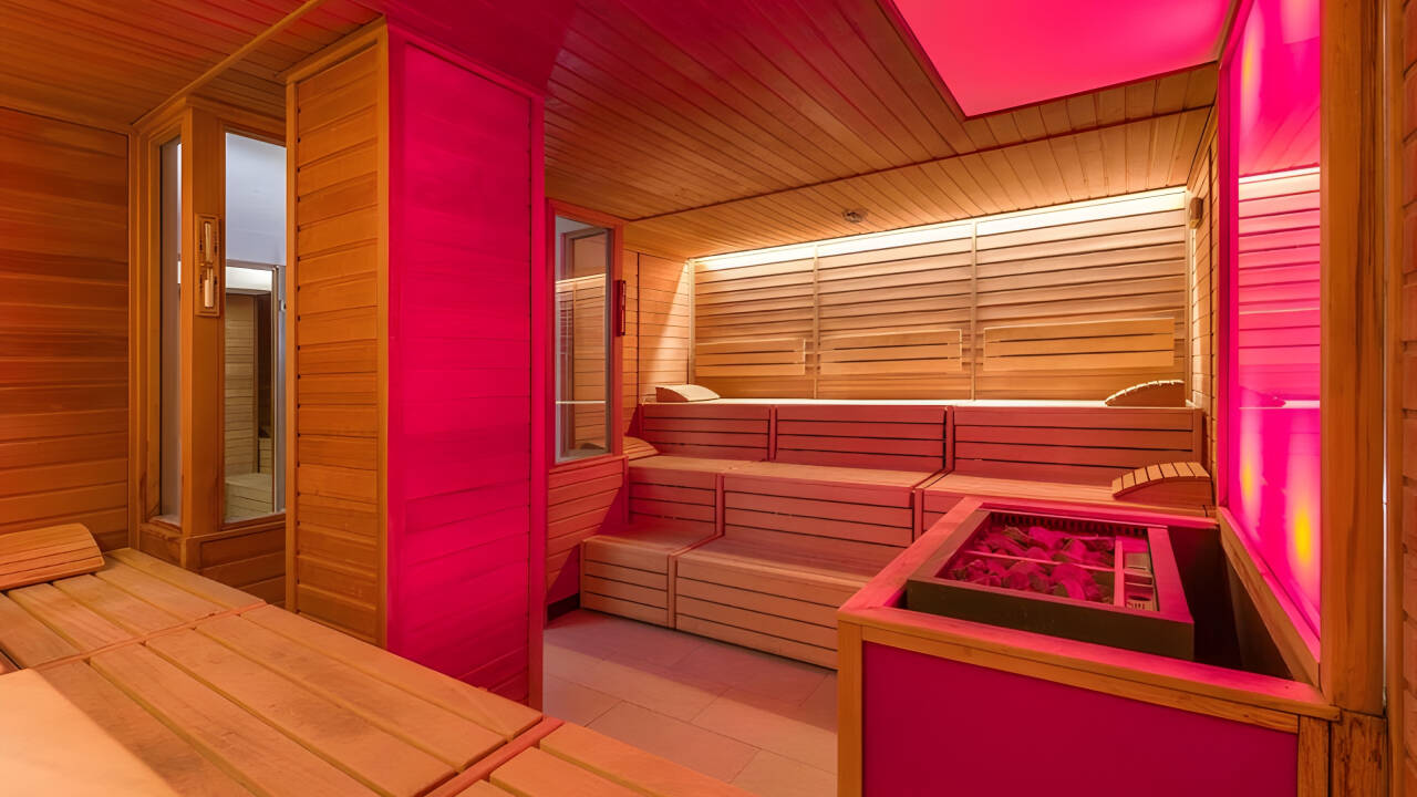 Wellnessbereich mit Sauna, Massagen und 24-Stunden-Fitness für Entspannung nach dem Sightseeing.