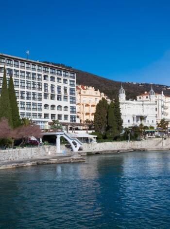 På strandpromenaden i Opatija ligger Hotel Kristal. Hotellet är perfekt för en avslappnande semester.
