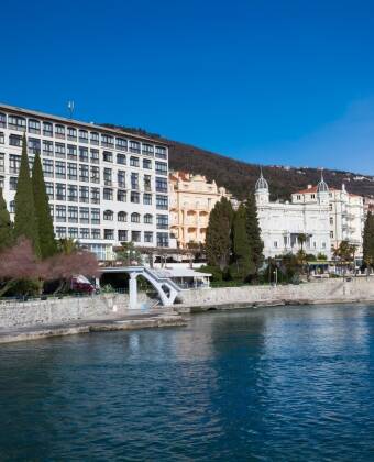 Das Remisens Hotel Kristal befindet sich direkt am Meer in Opatija und eignet sich ideal zum Entspannen und für neue Energie.