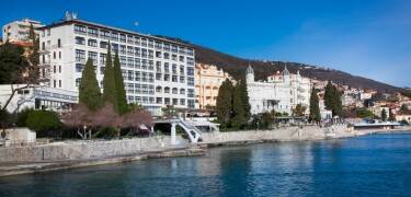 Hotel Kristal ligger på strandpromenaden i Opatija og hotellet er ideelt til at slappe af og få ny energi.