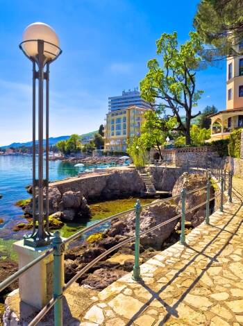 Hotellet ligger i byen Opatija som er en av Kroatias eldste feriebyer. Området byr på restauranter, barer, vakker natur og flere severdigheter.