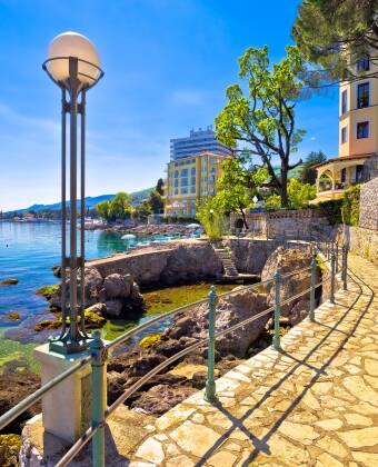 Hotellet ligger i byen Opatija, og området byder på restauranter, barer, smuk natur og flere seværdigheder.