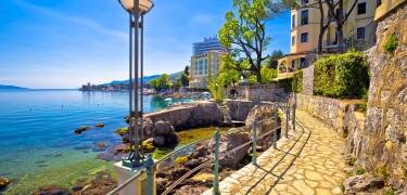 Hotellet ligger i byen Opatija, og området byder på restauranter, barer, smuk natur og flere seværdigheder.