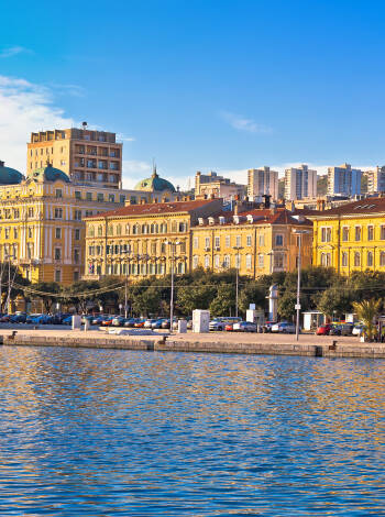 Byen Rijeka ligger ca. 15 km fra hotellet, og er Kroatias tredje største by med mange spennende severdigheter.