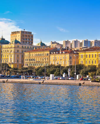 Byen Rijeka ligger ca 15 km fra hotellet, og er Kroatiens tredje største by med mange spændende seværdigheder.
