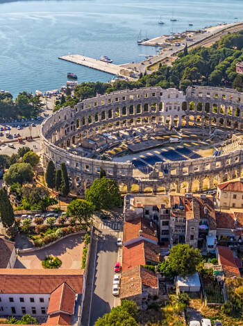 Ca. 100 km fra hotellet ligger den historiske byen Pula, som er ideell for en dagsutflukt. Her kan dere bl.a. oppleve det imponerende romerske amfiteateret.