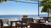 Hotellets restaurang ligger i frodiga omgivningar. Här kan ni njuta av god mat och dryck med utsikt över havet.