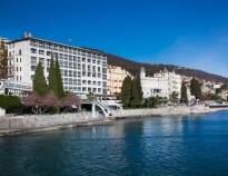 På strandpromenaden i Opatija ligger Hotel Kristal. Hotellet är perfekt för en avslappnande semester.