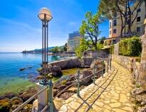 Hotellet ligger i staden Opatija som är en av Kroatiens äldsta semesterstäder med restauranger och vacker natur.