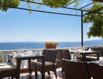 Spis middag i hotellets restaurant eller på den fine terrasse med en flot udsigt til havet