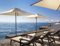 På hotellets privata strand finns solstolar och parasoller.