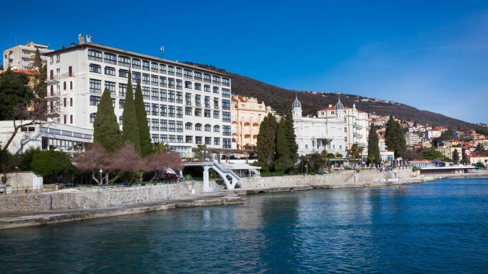 På strandpromenaden i Opatija ligger Hotel Kristal. Hotellet er ideelt for å slappe av og få ny energi.