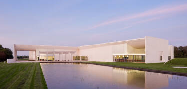 Få en unik opplevelse på kunstmuseet HEART i Herning. Gå en tur i Friesenborg Skulpturpark og opplev maleriene i Brande.