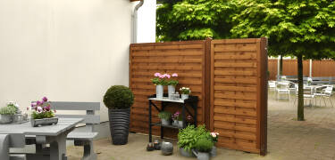 Slapp av i hyggelige omgivelser i hotellets gårdsmiljø.