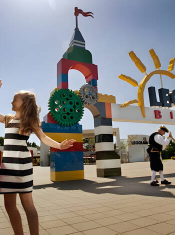 Ta med hela familjen till nöjesparken Legoland som är byggt upp kring de kända legoklossarna.